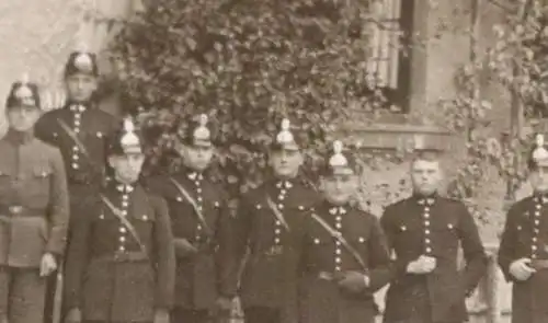 tolles altes Gruppenfoto - Kaserne  - Polizisten ??? Tschakos - 20er Jahre ?