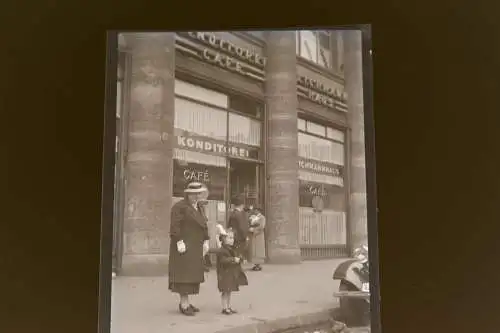 tolles altes Negativ - Personen vor Konditorei  Cafe Eichmann Haus - 30-40er Jah