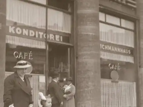 tolles altes Negativ - Personen vor Konditorei  Cafe Eichmann Haus - 30-40er Jah