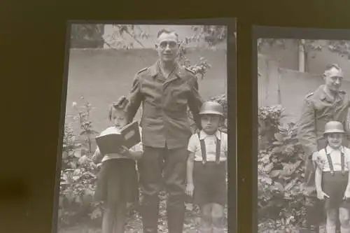 zwei tolle alte Negative - Familie Sohn mit Stahlhelm , Vater Soldat