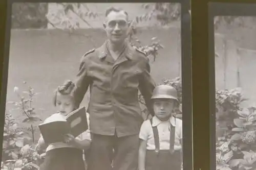 zwei tolle alte Negative - Familie Sohn mit Stahlhelm , Vater Soldat