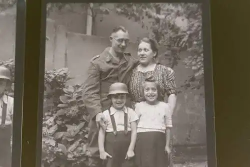 zwei tolle alte Negative - Familie Sohn mit Stahlhelm , Vater Soldat 