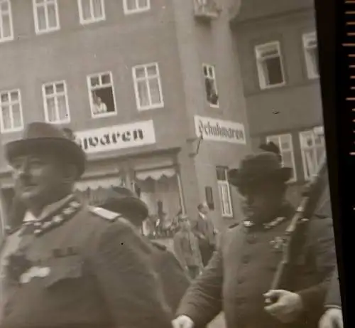 zwei tolle alte Negative - Schützenfest ? Schützenmarsch - 30-40er Jahre ? Ort ?