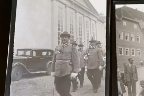 zwei tolle alte Negative - Schützenfest ? Schützenmarsch - 30-40er Jahre ? Ort ?