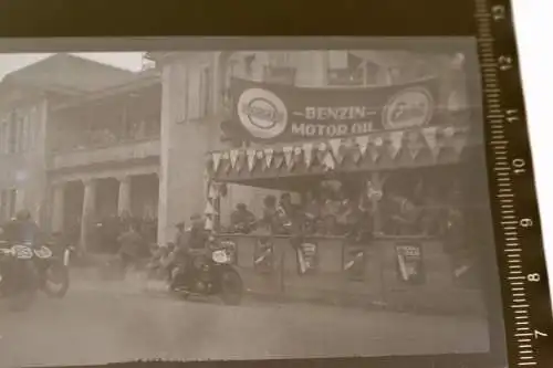 vier tolle alte Negative  Motorradrennen in einer Stadt - Start Ziel - 30-40er J