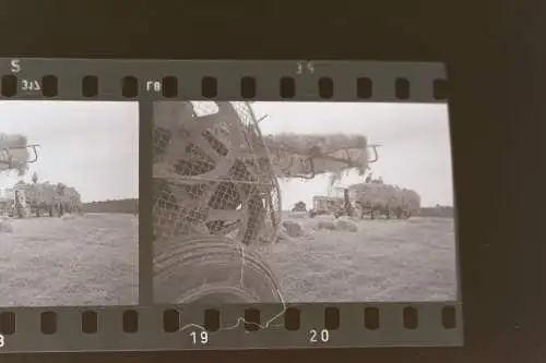 vier tolle alte Negative - Landwirte mit Traktor bei der Heuernte