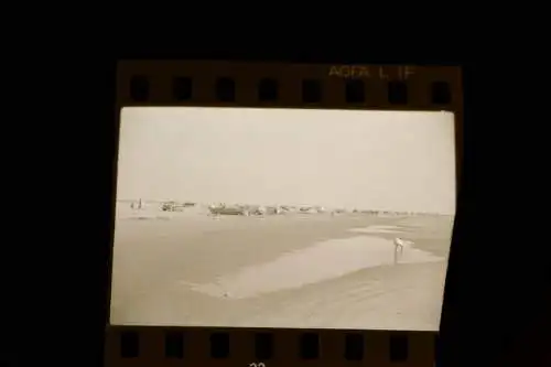 tolles altes Negativ - Urlaub - Oldtimer am Strand - 50-60er Jahre 