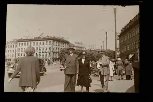 tolles altes Negativ - Gebäude mit Werbung, Pelikan, Boras Tapeter, Kodak