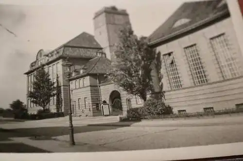 zwei tolle alte Fotos - mir unbekanntes Gebäude  - Schule ? Kaserne ?