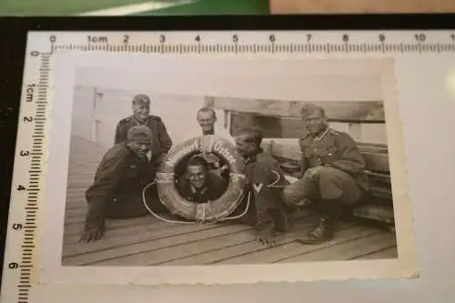 tolles altes Foto - sechs Soldaten mit Rettungsring - Niendorf Ostsee