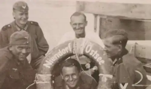 tolles altes Foto - sechs Soldaten mit Rettungsring - Niendorf Ostsee