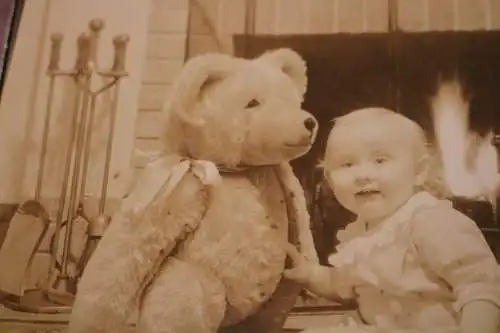 Tolles altes Foto Kleinkind mit großes Teddybär - 1920-30 ?  Amerika ?