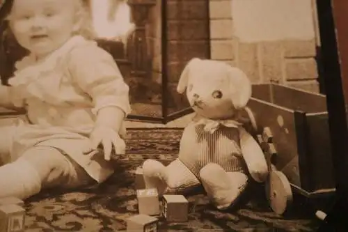 Tolles altes Foto Kleinkind mit großes Teddybär - 1920-30 ?  Amerika ?