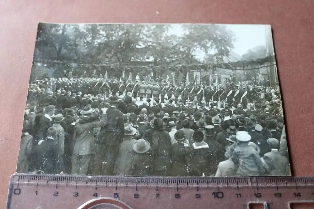 altes Foto - viele Menschen Soldaten mit Fahnen - Frauen mit Schärpen ?  0