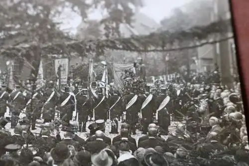 Altes Foto - viele Menschen Soldaten mit Fahnen - Frauen mit Schärpen ?