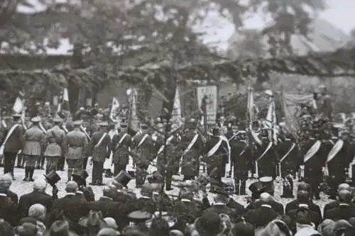 Altes Foto - viele Menschen Soldaten mit Fahnen - Frauen mit Schärpen ?