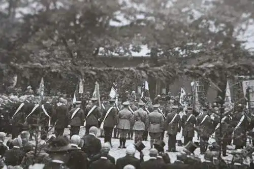 Altes Foto - viele Menschen Soldaten mit Fahnen - Frauen mit Schärpen ?