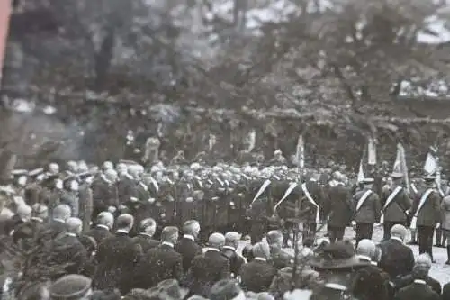 Altes Foto - viele Menschen Soldaten mit Fahnen - Frauen mit Schärpen ?