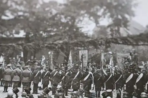 Altes Foto - viele Menschen Soldaten mit Fahnen - Frauen mit Schärpen ?