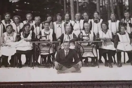 tolles altes Gruppenfoto  Frauen Mädchen - Nähkurs im Schnee ? Singer Nähmaschin