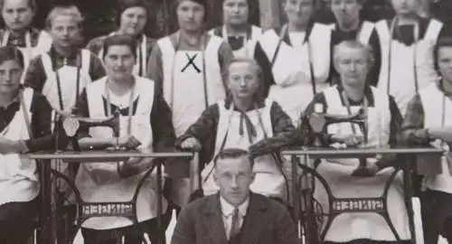 tolles altes Gruppenfoto  Frauen Mädchen - Nähkurs im Schnee ? Singer Nähmaschin