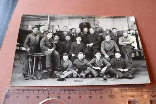 Altes Gruppenfoto - Arbeiter  Schlosserei ?? Schweisser ?? 1920-25 ???