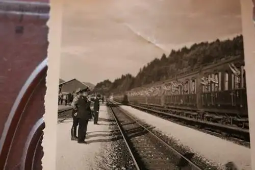 altes Foto - Personenzug voller Soldaten - Abfahrt - Ort ?? 1939