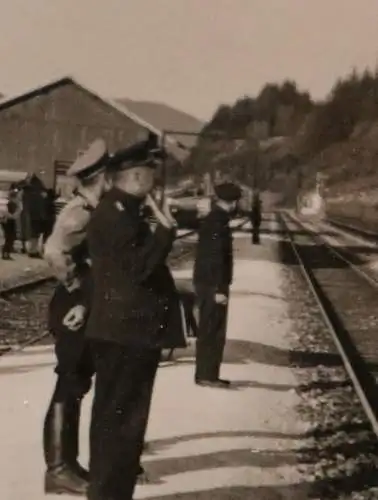 altes Foto - Personenzug voller Soldaten - Abfahrt - Ort ?? 1939