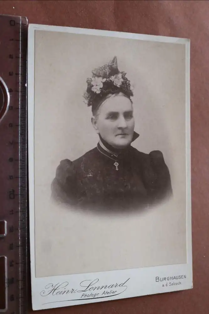 tolles altes Kabinettfoto - Portrait einer Frau in Tracht - Haube ?  Burghausen 0