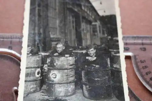 tolles altes Foto - Soldaten in leeren Benzinfässer ?  1943 HKP