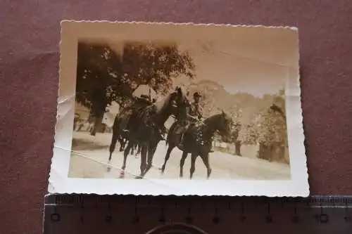 tolles altes Foto - Soldat und Frau beim Ausritt mit dem Pferd