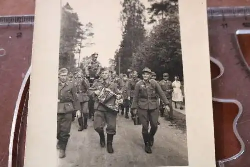 tolles altes Foto - ein Soldat wird gefeiert - auf einem Sitz getragen ?