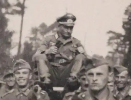 tolles altes Foto - ein Soldat wird gefeiert - auf einem Sitz getragen ?