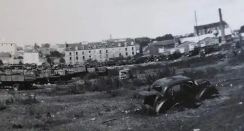 fünf alte Fotos - zerstörte Fahrzeuge, großes Tanklager - Frankreich ?