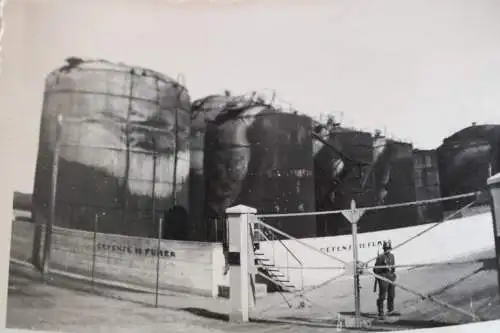 fünf alte Fotos - zerstörte Fahrzeuge, großes Tanklager - Frankreich ?