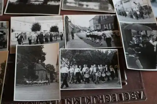24 tolle alte Fotos - Festzug durch die Wittenberger Vorstadt - 50er Jahre Namen