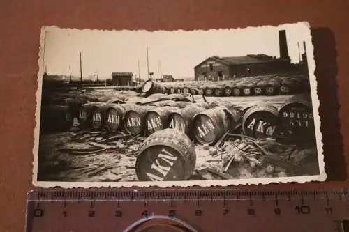 Tolles altes Foto Fabrik ??? Hafen ??  sehr viele Holzfässer - Ort ??