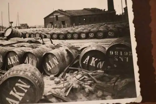 Tolles altes Foto Fabrik ??? Hafen ??  sehr viele Holzfässer - Ort ??