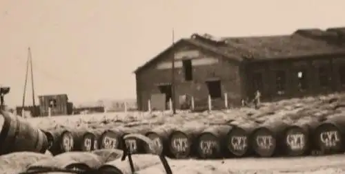 Tolles altes Foto Fabrik ??? Hafen ??  sehr viele Holzfässer - Ort ??