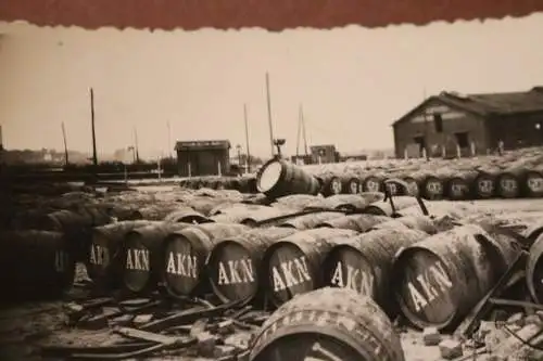 Tolles altes Foto Fabrik ??? Hafen ??  sehr viele Holzfässer - Ort ??