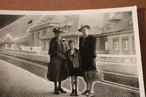 Tolles altes Foto Familie am Bahnsteig - Fotomontage ??? 1942