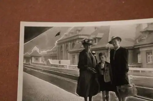 Tolles altes Foto Familie am Bahnsteig - Fotomontage ??? 1942