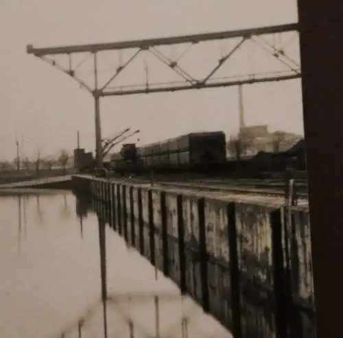 Tolles altes Foto Hafen Binnenschiffe - Güterwaggons - Ort ??? 1932