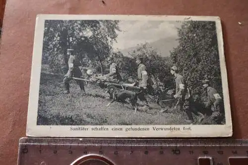 alte Karte - Sanitäter schaffen gefundenen Verwundeten weg  1916