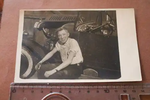 Tolles altes Foto - Junge sitzt am Oldtimer - Reparatur ?