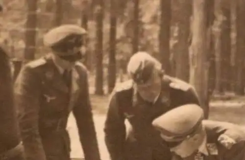 zwei tolle alte Fotos - Generäle Luftwaffe im Wald von Calais 1940