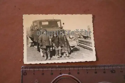 altes Foto russische ??? Kinder vor einem LKW 