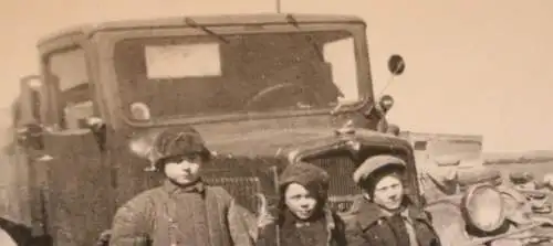 altes Foto russische ??? Kinder vor einem LKW 