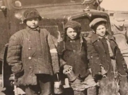 altes Foto russische ??? Kinder vor einem LKW 