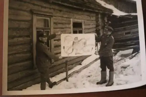 zwei tolle alte Fotos - Soldaten mit selbstgemalten Bild - Teufel Bunkerteufel
